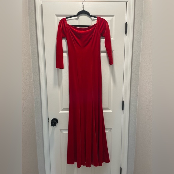 Beautiful Red off-the shoulder velvet dress - Picture 4 of 7